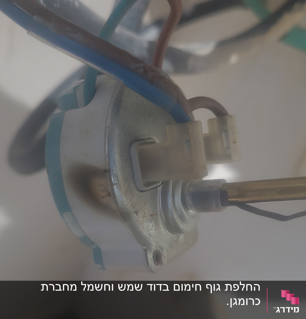 חוטים מחוברים לרכיב מתכתי בדוד שמש